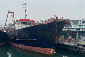 香港海關昨日（十二月三十一日）在西環及數碼港對開海面破獲兩宗大型走私香煙案件，於兩艘漁船上檢獲共約二千五百萬支懷疑私煙，估計市值約一億一千四百萬元，應課稅值約八千四百萬元。圖示於數碼港對開海面扣查的涉案漁船。