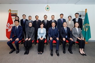 The Commissioner of Customs and Excise, Mr Chan Tsz-tat, today (January 2) met with the Director-General of the Department of Commerce of Hubei Province, Ms Long Xiaohong, in the Customs Headquarters Building. Photo shows Mr Chan (front row, third right) with Ms Long (front row, third left) and members of the delegation of the Department of Commerce of Hubei Province.