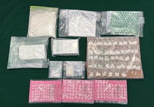 Hong Kong Customs yesterday (January 2) conducted an anti-narcotics operation in Yuen Long and seized about 3.2 kilograms of suspected cocaine, 800 grams of suspected crack cocaine and a batch of suspected drug manufacturing and packaging paraphernalia. The total estimated market value of the drugs was about $3.7 million. Photo shows the suspected drugs seized.