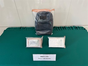 Hong Kong Customs yesterday (January 9) seized about 2 kilogrammes of suspected cocaine in Sau Mau Ping with a total estimated market value of about $1.7 million. Photo shows the suspected cocaine seized and the rucksack involved in the case.