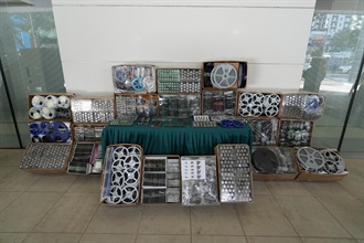 Hong Kong Customs on January 8 detected a suspected smuggling case involving an outgoing container truck at the Shenzhen Bay Control Point and seized a batch of suspected smuggled electronic components with a total estimated market value of about $14 million. Photo shows the suspected smuggled electronic components seized.