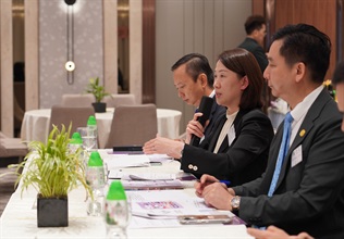 The Head of Ports and Maritime Command, Ms. Yili Chiang (centre), delivers an opening address at the sharing session.