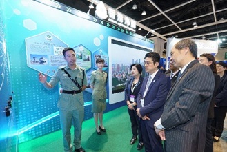 PMC officer introduces the trade facilitation schemes of Hong Kong Customs at the exhibition.