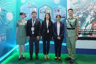 The Head of Ports and Maritime Command, Ms. Yili Chiang (centre), is pictured with officers of Hong Kong Customs at the department’s booth.