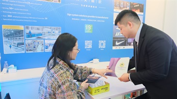 PMC officer introduces the FTA scheme to an exhibitor at the fair.